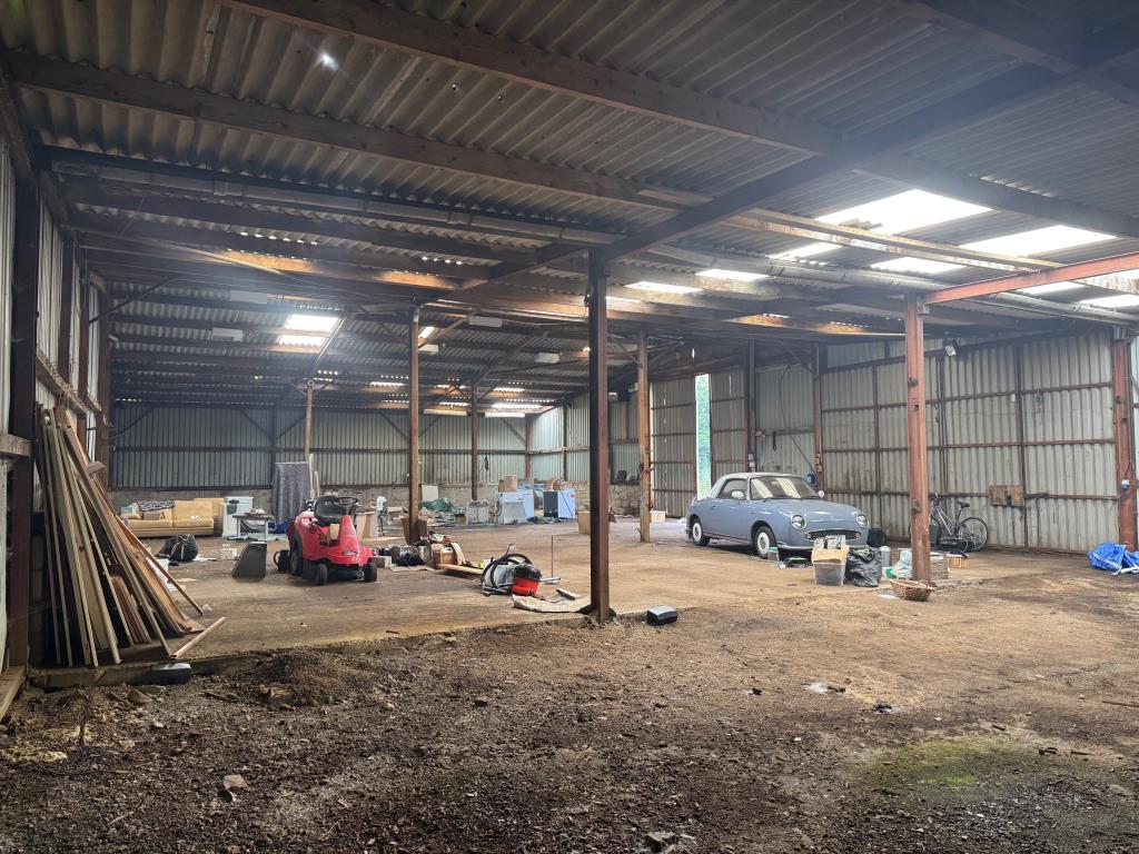 Lot: 112 - DETACHED BARN ON HALF AN ACRE WITH POTENTIAL - Internal view 3